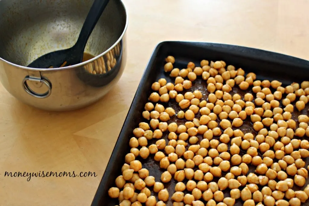 Roasted Spiced Chickpeas | A simple, gluten-free recipe that makes a great healthy snack filled with protein, fiber and flavor