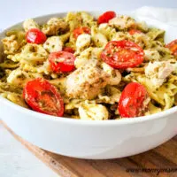 finished featured image showing chicken pesto pasta salad.