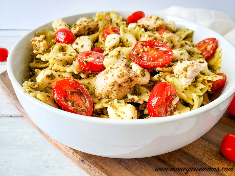 finished featured image showing chicken pesto pasta salad.
