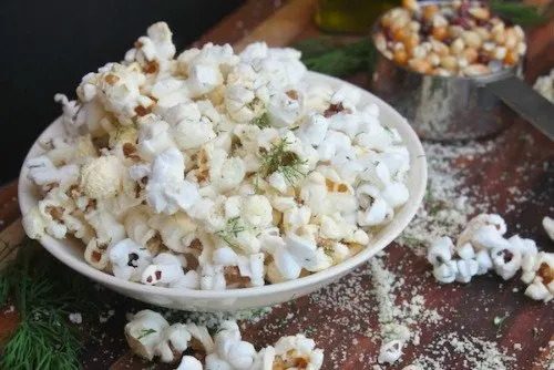 Sour Cream Onion Popcorn from Shutterbean | Savory Popcorn Recipes | frugal snacks made with #realfood | MoneywiseMoms