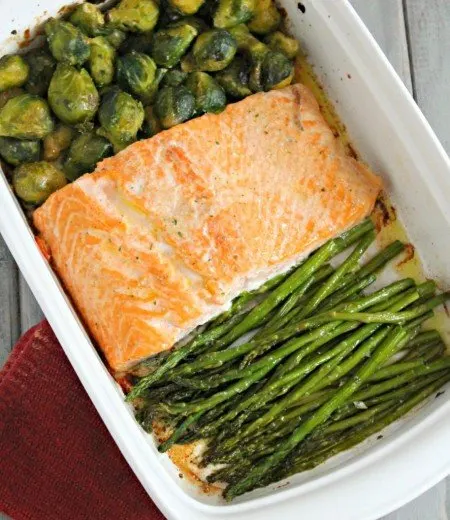 Easy Baked Salmon with Vegetables from Six Sisters' Stuff | Super Salmon Recipes