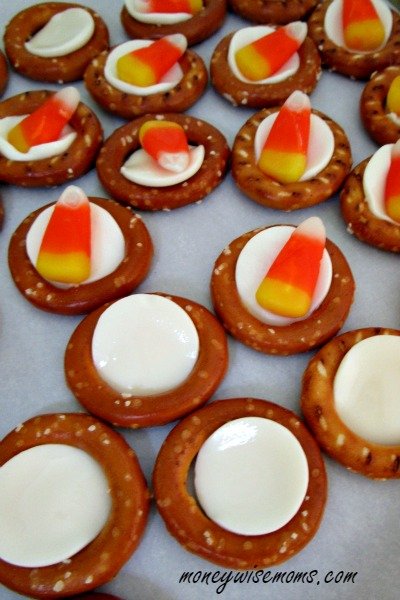 Easy Fall Pretzel Bites that take less than 10 minutes to make! Sweet & Salty treat perfect for Halloween parties and fall gatherings