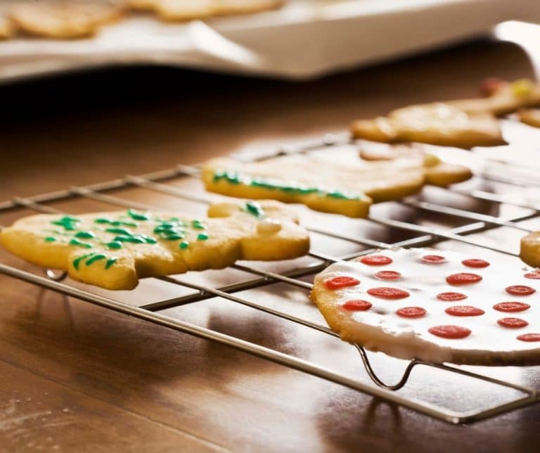 You've got the holiday spirit, but what you don't have is time. Check out these 3-Ingredient Holiday Cookies & Candy perfect for bringing to a holiday party or potluck, wrapping up to give as gifts, or just leaving out for Santa.