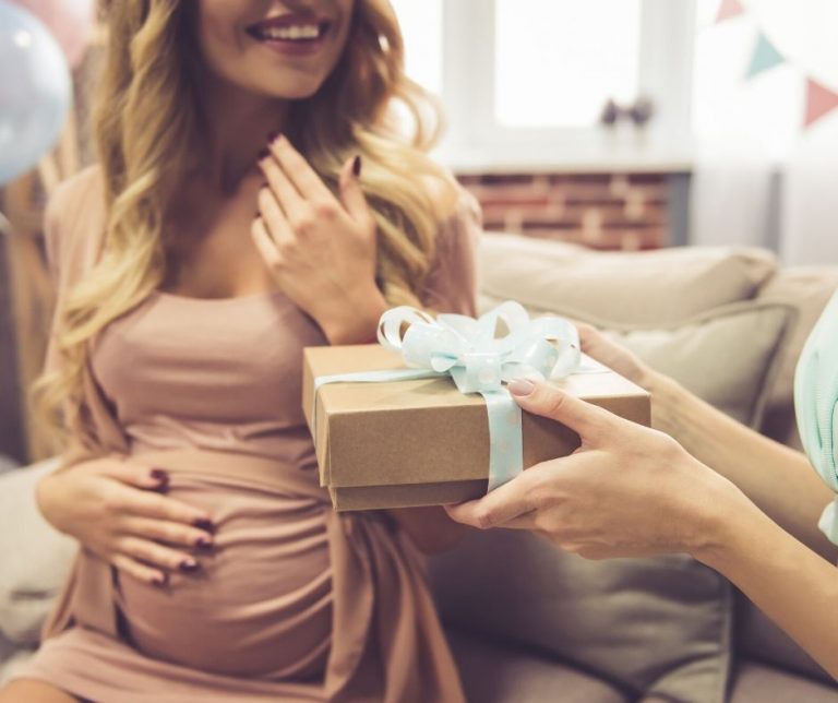 When it's time to celebrate a new baby, these frugal baby shower gift ideas will help. Here are some unisex baby shower gift ideas and I'll show you that you don't have to spend a lot of money on a gift for baby showers! All of these baby shower gifts cost $25 or less which makes them very moneywise gifts!