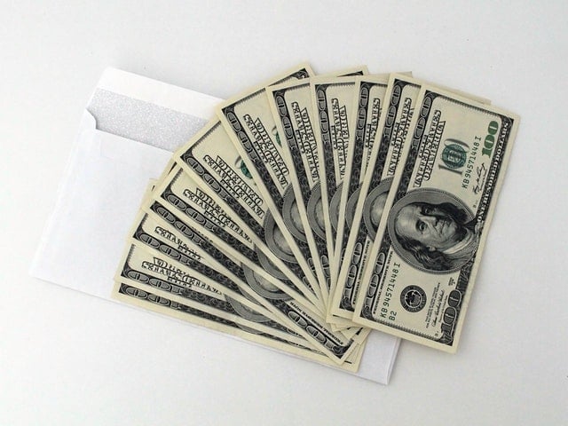 How to stick to your budget when you don't want to - use cash envelopes - family finance