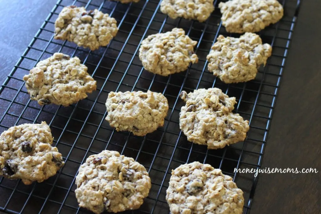The most amazing chewy and spicy oatmeal cookies recipe