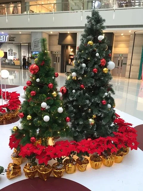 Christmas trees at shopping mall - last minute Christmas shopping tricks