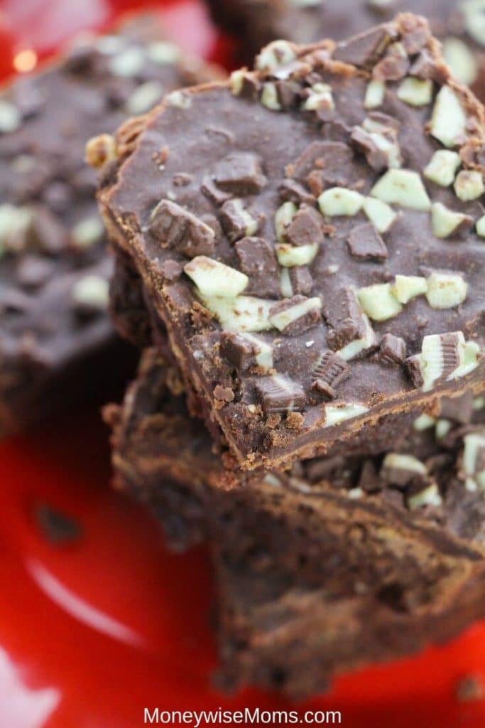 These homemade brownies are so delicious. The mint topping makes them even better! My mint brownies recipe will be your new favorite, I'm sure of it! 