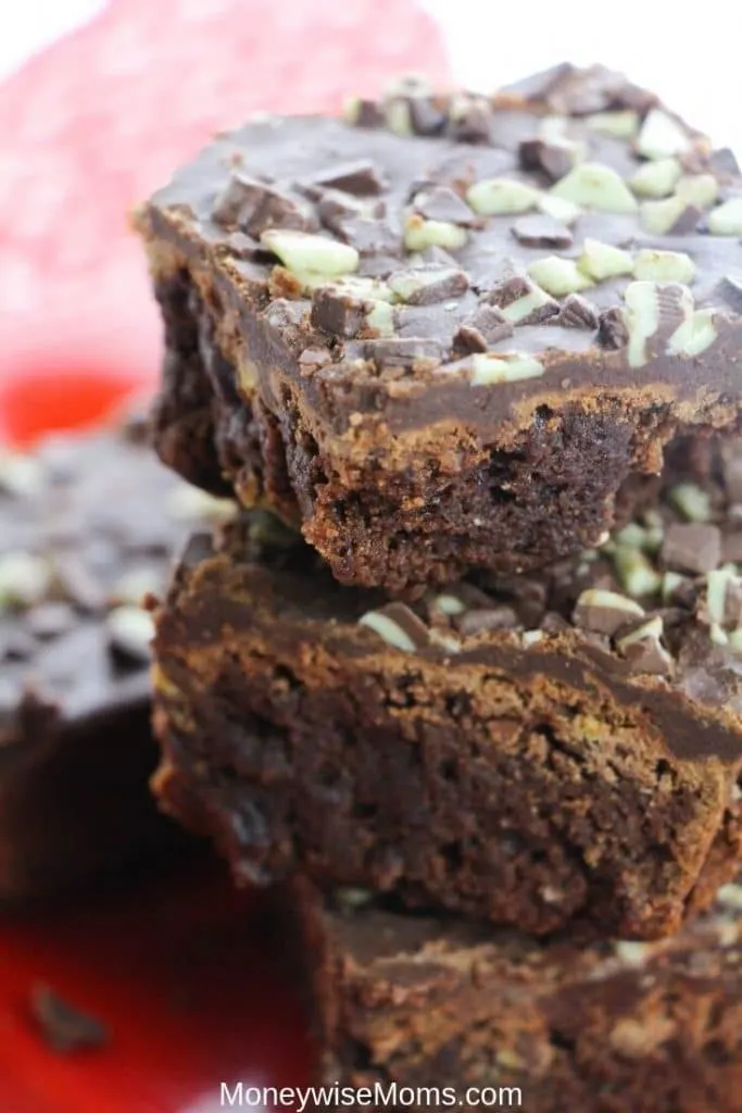 These homemade brownies are so delicious. The mint topping makes them even better! My mint brownies recipe will be your new favorite, I'm sure of it! 