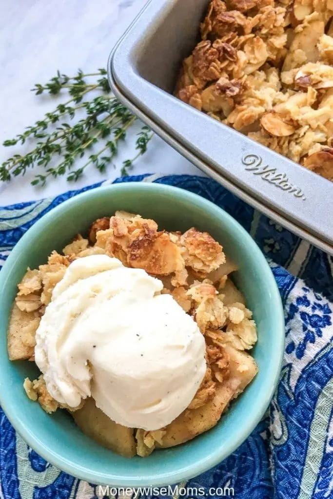 This delicious apple crisp recipe is gluten free, you can also make it with regular flour if you like! Gluten free apple crisp is a great dessert and perfect for parties and family gatherings. 