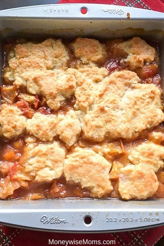 Making a homemade peach cobbler is easier than you might think! This delicious dessert recipe is simple, ready in 40 minutes, and perfect for parties! 