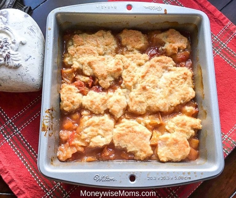 Making a homemade peach cobbler is easier than you might think! This delicious dessert recipe is simple, ready in 40 minutes, and perfect for parties!