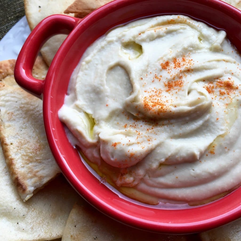 An easy white bean dip recipe that you can make quickly and easily for parties, family gatherings, and more! 