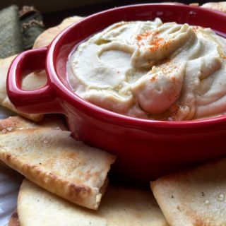 An easy white bean dip recipe that you can make quickly and easily for parties, family gatherings, and more!