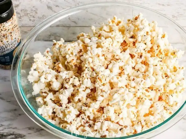 Everything bagel seasoning has become quite the craze. This popcorn recipe using everything bagel seasoning is delicious and so easy to make. You'll love this savory popcorn recipe that you can make at home!