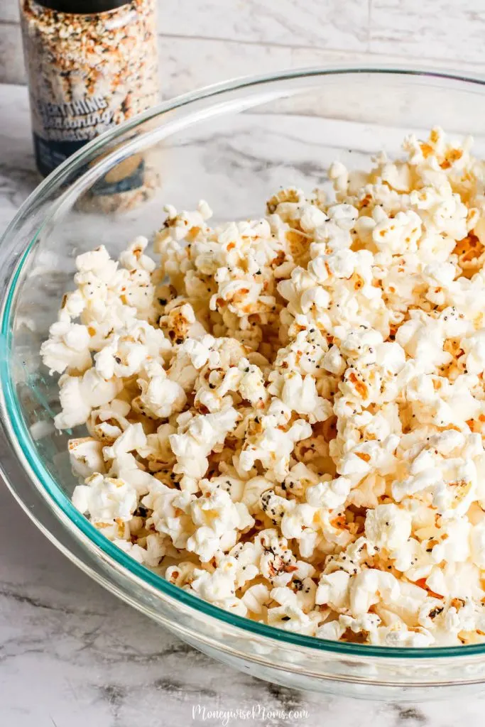 Another image showing the finished recipe for this delicious and easy everything bagel seasoning popcorn. 