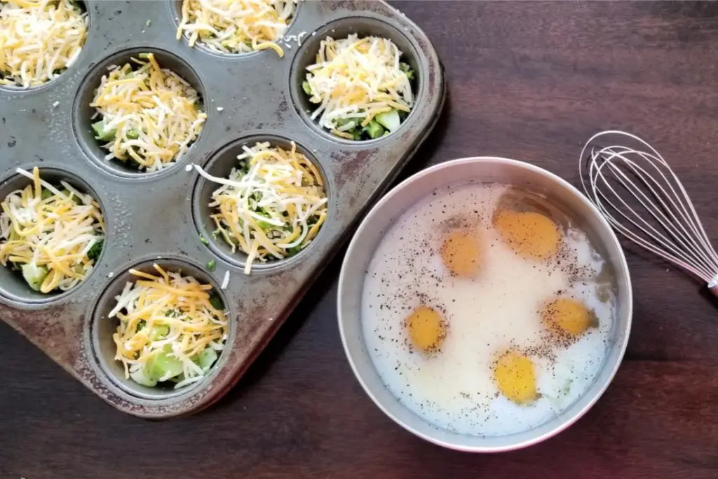 Prepare eggs with milk and spices 