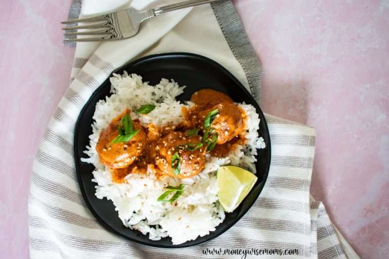 Featured image showing the finished thai curry meatballs made with turkey.