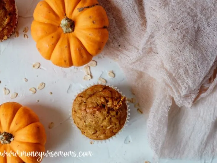 Featured image showing the finished pumpkin muffins with oatmeal.