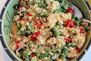 Featured image showing the finished garden quinoa salad with chicken ready to eat.