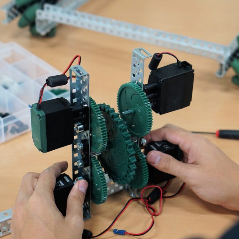Robotics building kit and hands