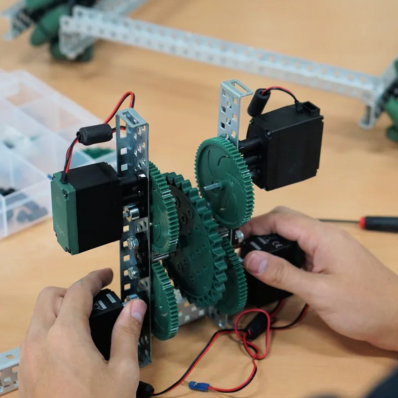 Robotics building kit and hands