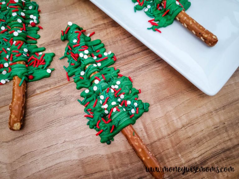 Featured image showing the finished christmas tree pretzels ready to eat