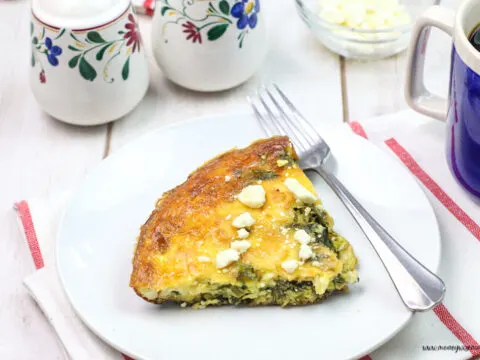 Featured image showing the finished veggie frittata ready to eat