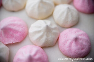 Featured image showing the finished meringue cookies lemon flavored ready to eat.