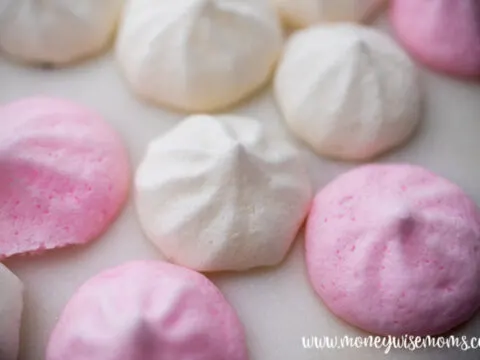 Featured image showing the finished meringue cookies lemon flavored ready to eat.