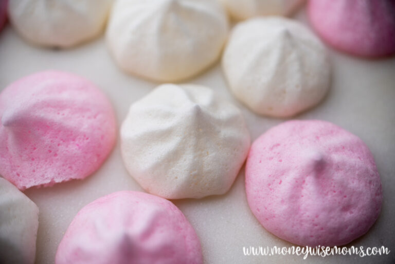 Featured image showing the finished meringue cookies lemon flavored ready to eat.