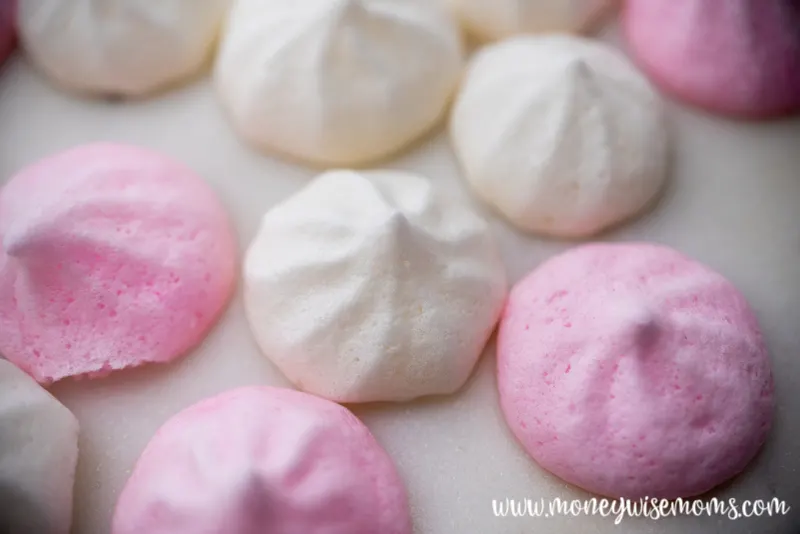 Featured image showing the finished meringue cookies lemon flavored ready to eat.