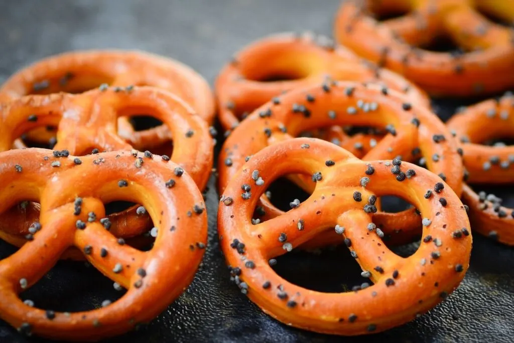 Pretzel twists with black seasoning