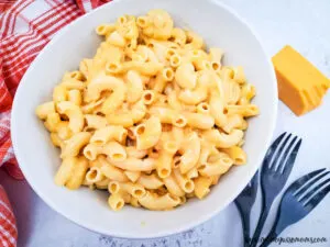 Featured image showing the finished mac and cheese in the slow cooker recipe.