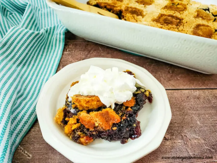 featured image showing finished recipe for blueberry dump cake.